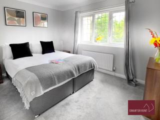 Knaphill - 2 Bed House - Private Garden & Parking - 2