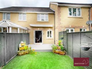 Woking 2 Bedroom House Parking Garden - 2