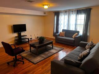 3-Bedroom Apt 5 miles AirPort - 8