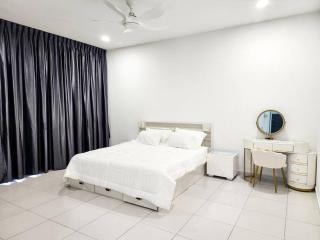 Desa Tebrau -- Poolside Paradise - 4BR4B - 12pax by Cowidea - Johor Bahru - 1
