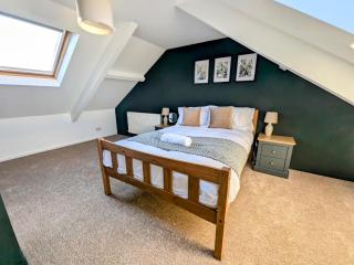 Cozy 3 BR house perfect for small and large group - 2