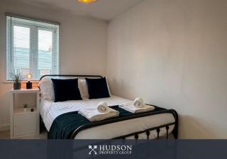 3 Bedroom Modern Property with Parking - 4