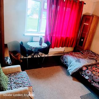 Cosy Private room in Hornchurch, London with free parking - 1