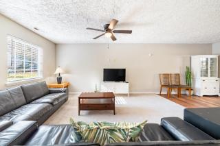 Birdwatchers 3BR Escape Near Raleigh Trails & NCSU - Raleigh - 0