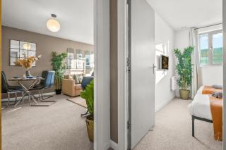 Pan Asian Haven with Balcony with CityView and Free Parking - Birmingham - 7