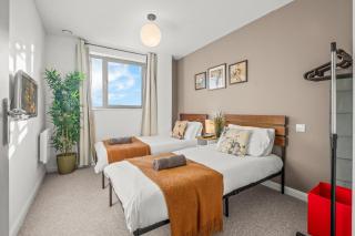 Pan Asian Haven with Balcony with CityView and Free Parking - Birmingham - 5