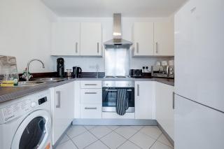Pan Asian Haven with Balcony with CityView and Free Parking - Birmingham - 3