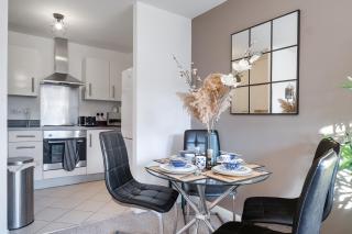 Pan Asian Haven with Balcony with CityView and Free Parking - Birmingham - 9