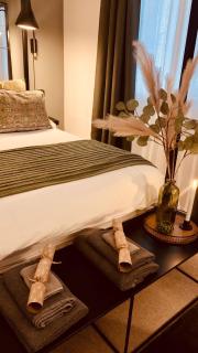 The Fifth Quarters, Grade II Listed Apartment, The Lace Market, NG1, City Centre, Nottingham, Sleeps 4 - 8