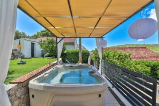 Family holiday house with private heated pool and jacuzzi - 4