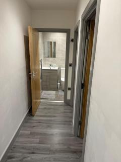 Spacious 1 Bedroom Flat City Centre - Cannock - 2