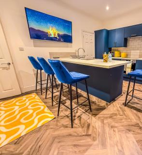 Deluxe 4 Bedroom Home near City Centre by AltoLuxoExperience Short Lets & Serviced Accommodation With Free Parking & WiFi - Bristol - 0