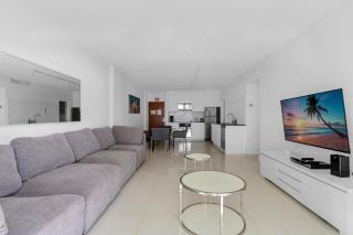 PROMO Komffy Home with 2 King Beds & Ocean View at Tides 8th floor - Hollywood - 8