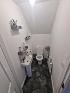 2 bed Semi, houses up to 4 people, Free Parking, Wi-fi, M1 & EMA Direct Link, Transport links, private garden - Nottingham - 2