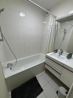 F2 rénové lumineux dans résidence avec balcon et parking - 2