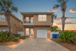 Escape to Sand Dollar Holler: Coastal Retreat, 3 Beds, 25 Baths, Sleeps 10! - Panama City Beach - 0