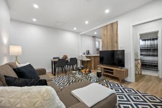 Private House with parking & steps to subway - 5