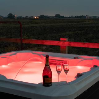 Holly Lodge - Quirky Shepherd's Hut With Hot Tub - Bespoke Made From A Salvaged Railway Carriage - Boston - 8