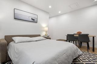 Private House with parking & steps to subway - 3