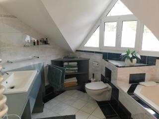Moderne Dachgeschosswohnung mit Garten, Pool, Balkon - - 6