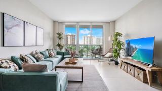 Absolute Beach Bliss, Chic & Expansive Retreat - Sunny Isles Beach - 9