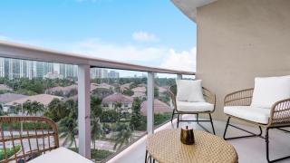 Absolute Beach Bliss, Chic & Expansive Retreat - Sunny Isles Beach - 7