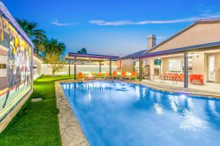 Hollywood Hideaway with 158" Poolside TV and 2 Arcades - Indio - 4