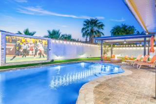 Hollywood Hideaway with 158" Poolside TV and 2 Arcades - Indio - 5