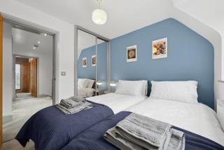 NEC Birmingham Airport Modern Village Retreat, Sleeps 7, Free Parking - 7