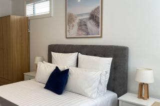 Deluxe 280sqm 3 bedroom with Pool Table - 200m to beach - 9