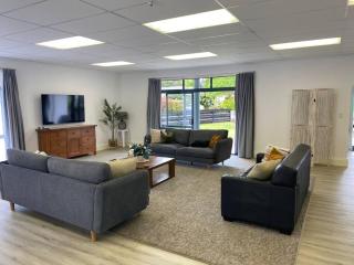 Deluxe 280sqm 3 bedroom with Pool Table - 200m to beach - 6