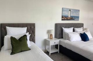 Deluxe 280sqm 3 bedroom with Pool Table - 200m to beach - 5