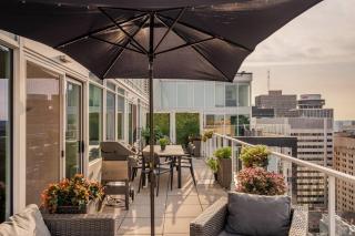 Luxury 2-Bedroom Penthouse Downtown with Free Parking - Ottawa - 8