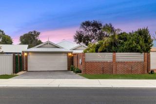 Town Central, walk to the beach - Busselton - 6