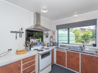 The Bach at 44 - Cooks Beach Holiday Home - Cooks Beach - 4