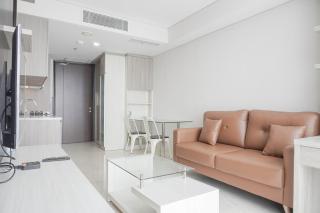 Stunning and Comfy 1BR at Ciputra World 2 Apartment By Travelio - 5