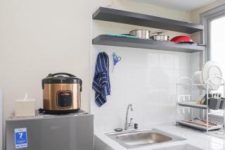 Cozy Studio at Mont Blanc Apartment By Travelio - Bekasi - 5