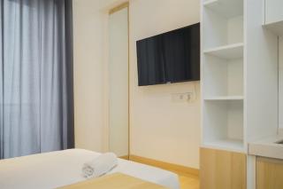 Simply and Cozy Studio at Sky House BSD Apartment By Travelio - Tangerang - 6