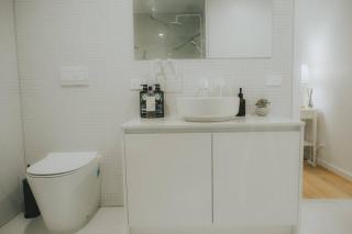 Modern 2 BR Apartment at City with Free Parking - Canberra - 3