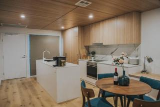 Modern 2 BR Apartment at City with Free Parking - Canberra - 2