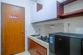 Homey and Comfort Living Studio Room at Dave Apartment By Travelio - 4