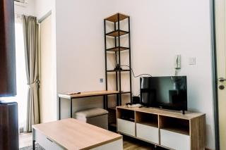 Cozy and Elegant with Pool View 2BR Apartment at M-Town Residence By Travelio - 4