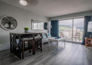 2 bedroom Waikiki Condo Sleeps 6 Free Parking - 6