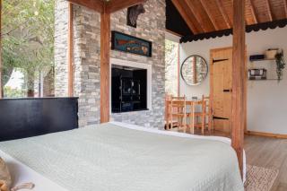 Serene and Cozy Getaway Steps to Beach and Hot Tub - Comber - 4