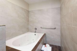 Super 8 by Wyndham Bakersfield South CA - Bakersfield - 1