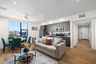 Modern 2 Bedroom King Bed EVCharger Pet-Friendly Balcony - San Diego - 0