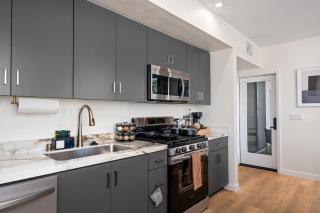 Modern 2 Bedroom King Bed EVCharger Pet-Friendly Balcony - 6