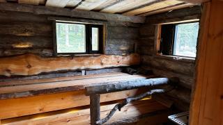 Upea hirsi mökki ulkoporeltaalla sekä kelosaunalla - 8