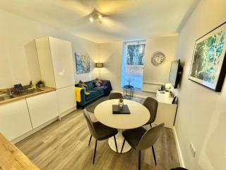 Two Bedroom Apartment - Heart of Bournemouth - Free Parking - Sleeps 6 - Close to Town and Beach - Bournemouth - 0