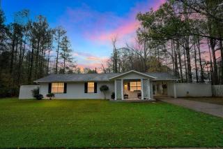 Family-Friendly 3BR Oasis in Powder Springs home - Powder Springs - 0